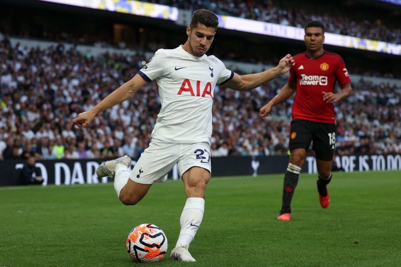 Tottenham Hotspur's Israeli striker #27 Manor Solomon controls the ball next to Manchester United's Brazilian midfielder #18 Casemiro during the En...