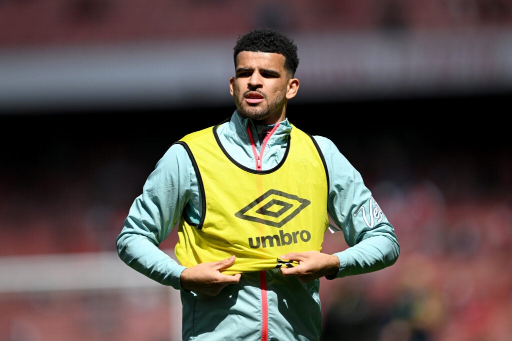 Dominic Solanke of AFC Bournemouth puts on a bib during the warm up prior to the Premier League match between Arsenal FC and AFC Bournemouth at Emi...